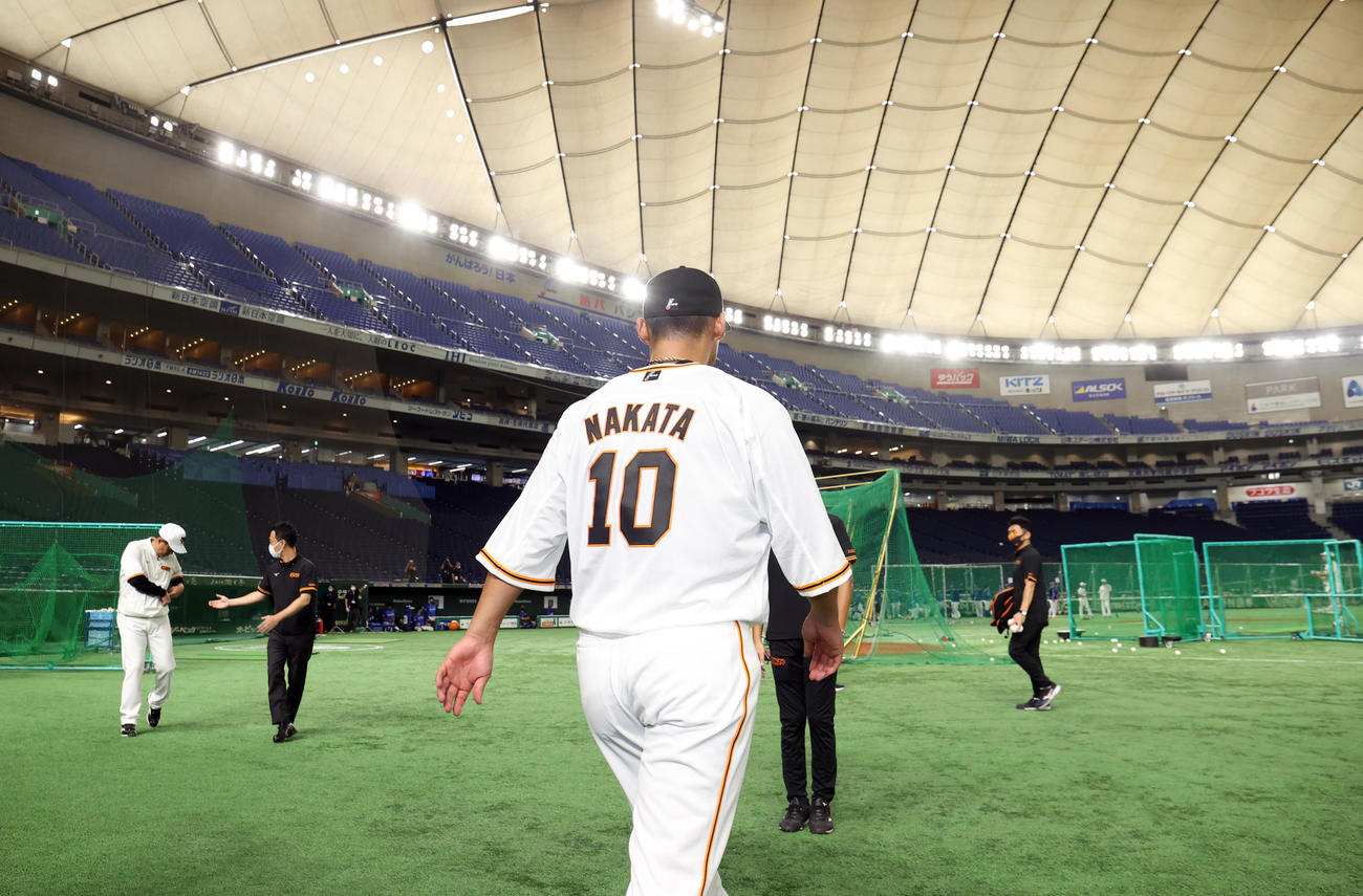 東京ドームのグラウンドに入る中田翔（2021年8月20日撮影）