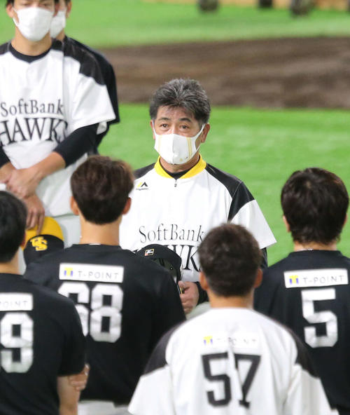 円陣の中央で語りかける工藤監督（2021年8月12日撮影）