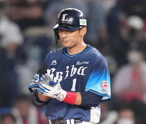 ロッテ対西武　6回表西武1死一、二塁、右前打を放ち手をたたく栗山（2021年9月1日撮影）