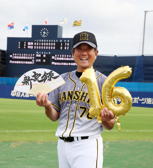 ウエスタンリーグ中日対阪神　中日に勝利し、連勝を16に伸ばすファーム日本新記録を達成し笑顔を見せる平田監督（撮影・加藤哉）