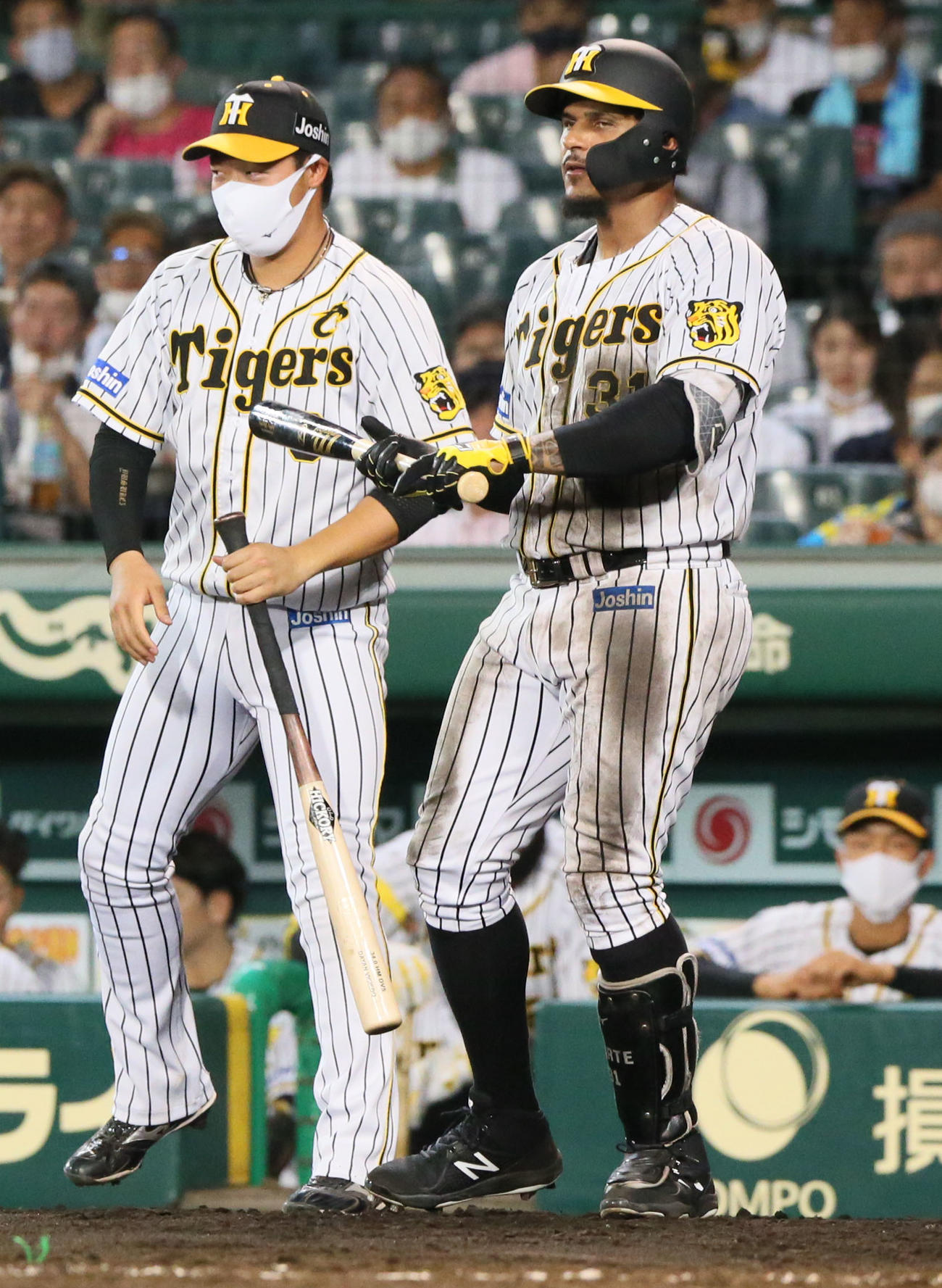 マルテ（右）のバットを交換する大山（2021年8月31日撮影）