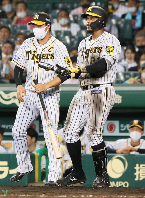 マルテ（右）のバットを交換する大山（2021年8月31日撮影）