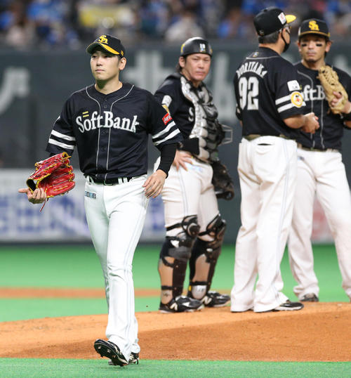 1回途中で降板するソフトバンク石川(手前)(撮影・佐藤翔太)