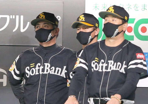 ベンチで渋い表情のソフトバンク工藤監督(左)(撮影・黒川智章)