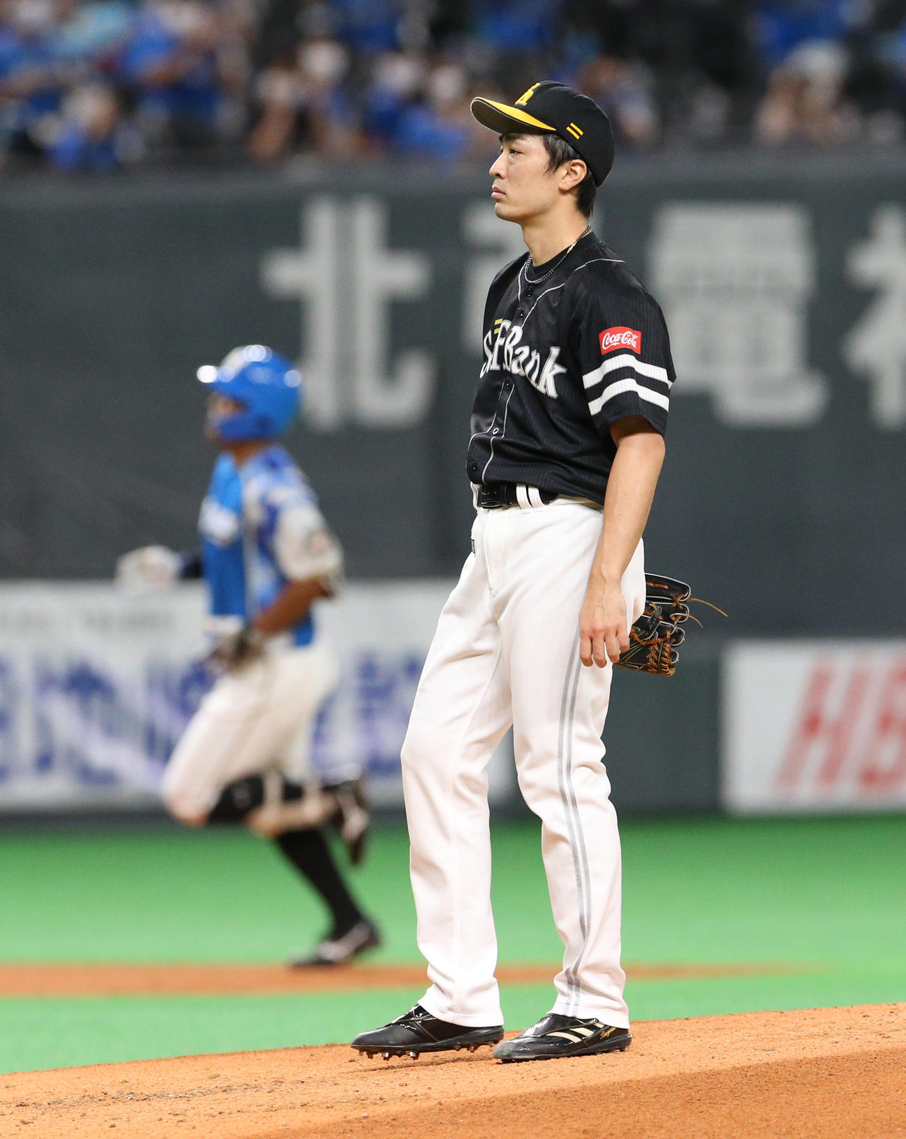 日本ハム対ソフトバンク　2回、今川（左奥）に本塁打を浴びるソフトバンク和田（撮影・佐藤翔太）