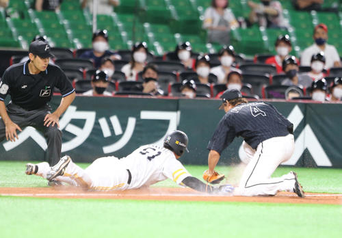 ソフトバンク対ロッテ　8回裏ソフトバンク1死満塁、上林（中央）は今宮の右飛で飛び出し帰塁できずアウトとなる（撮影・屋方直哉）