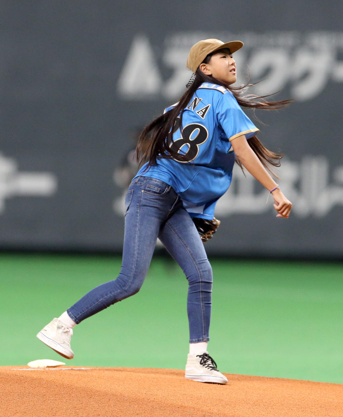 日本ハム対ロッテ　試合前、ファーストピッチセレモニーをする東京五輪スケートボード女子パークで銀メダルを獲得した開心那（撮影・佐藤翔太）