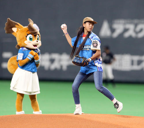 日本ハム対ロッテ　試合前、ファーストピッチセレモニーをする東京五輪スケートボード女子パークで銀メダルを獲得した開心那（撮影・佐藤翔太）