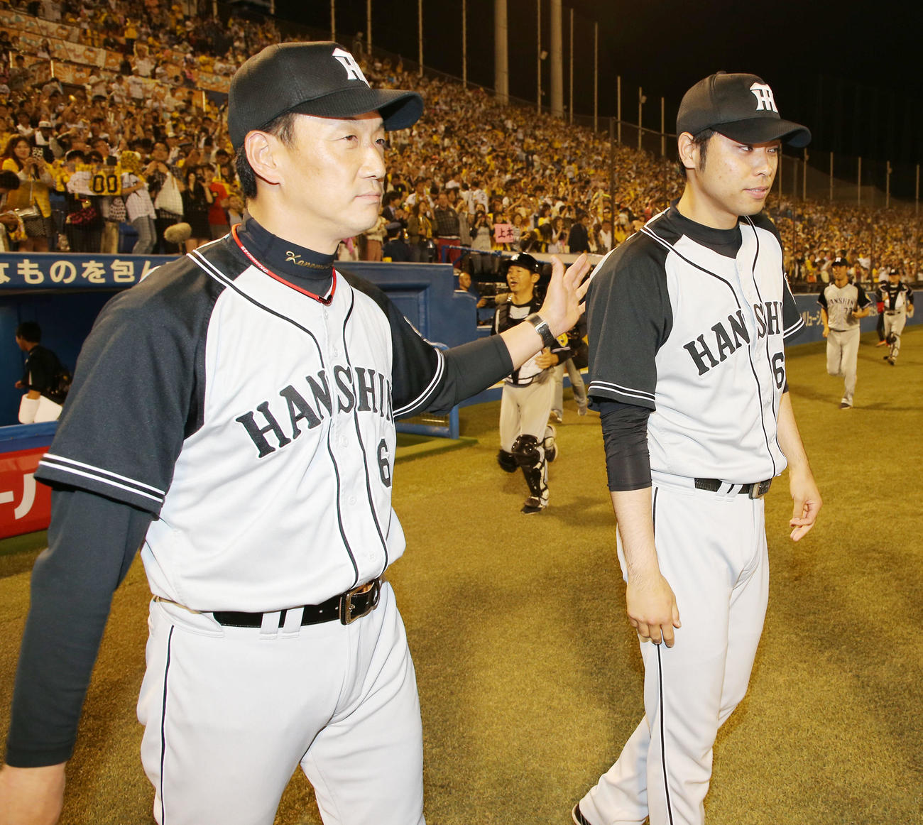 桑原謙太朗(右）をねぎらう金本知憲監督（2017年5月21日）