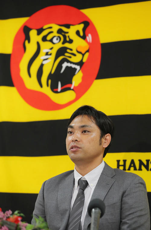 引退会見を行う阪神桑原謙太朗（2021年9月20日撮影）