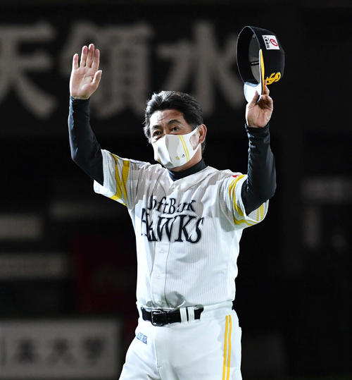 日本ハムに勝利し、ファンに手を振りながら引き揚げる工藤監督（撮影・岩下翔太）