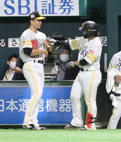 ソフトバンク対西武　2回裏ソフトバンク2死一塁、千賀（左）は左越え2点本塁打を放った甲斐を迎える（撮影・屋方直哉）