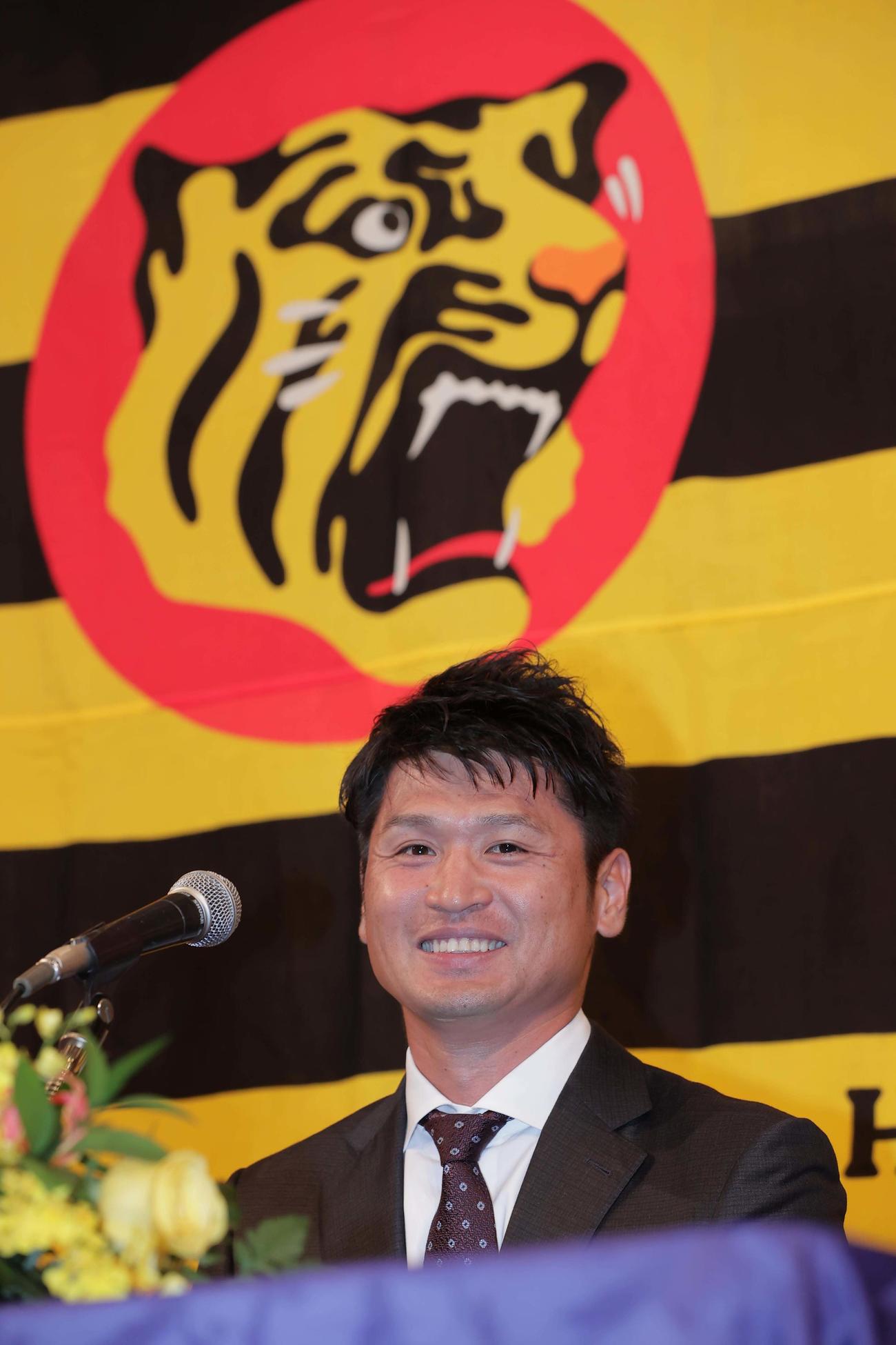 引退会見で笑顔を見せる中田賢一