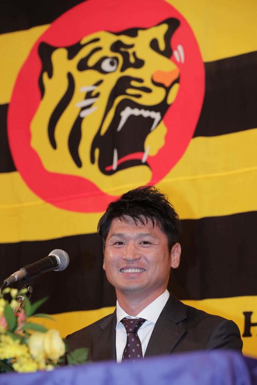 引退会見で笑顔を見せる中田賢一