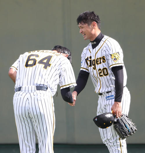 2軍の試合前、桑原（左）と握手をする中田（代表撮影）
