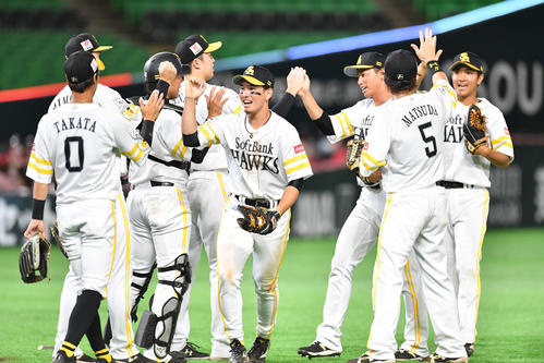 西武に勝利し、タッチを交わすソフトバンクナイン（撮影・岩下翔太）