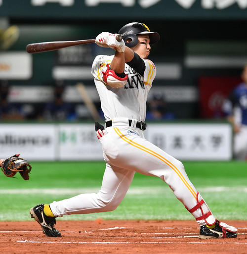 1回裏ソフトバンク無死一塁、先制の中越え適時二塁打を放つ栗原（撮影・岩下翔太）
