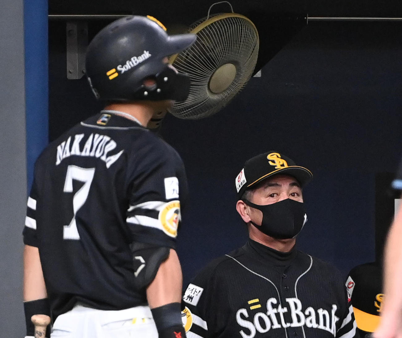 オリックス対ソフトバンク　オリックスに敗れ落胆する工藤監督（撮影・前岡正明）