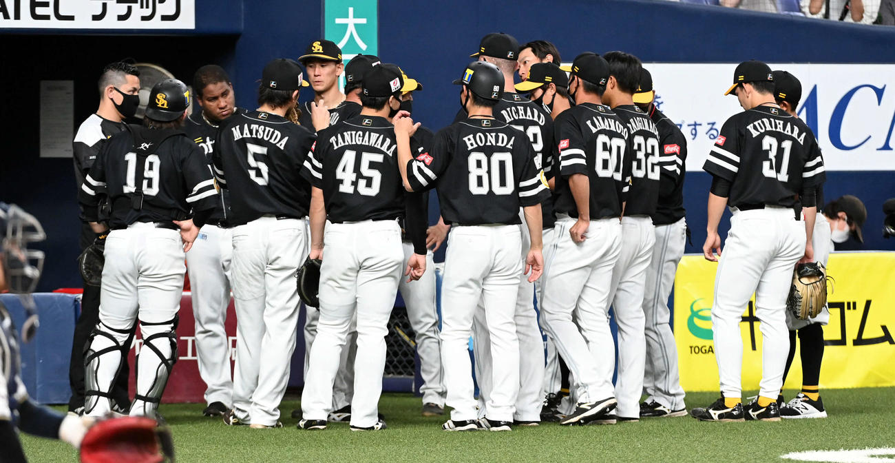 オリックス対ソフトバンク　5回の攻撃前、円陣を組むソフトバンクナイン（撮影・前岡正明）