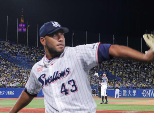 2021年10月9日　ヤクルト対阪神　8回裏、兄のヤクルトアルバート・スアレスの前で力投する弟の阪神ロベルト・スアレス（撮影・河田真司）