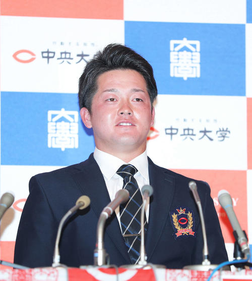 2020年10月26日　DeNAから2位指名を受け会見で笑顔を見せる中大・牧（撮影・河田真司）