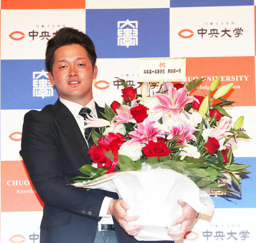 2020年10月26日　松本第一野球部から花束が贈られるDeNA2位指名の中大・牧