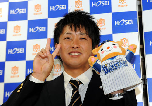 2012年10月25日　DeNAから2位指名を受けた法大・三嶋はDB・スターマンの人形を手にVサインを見せる