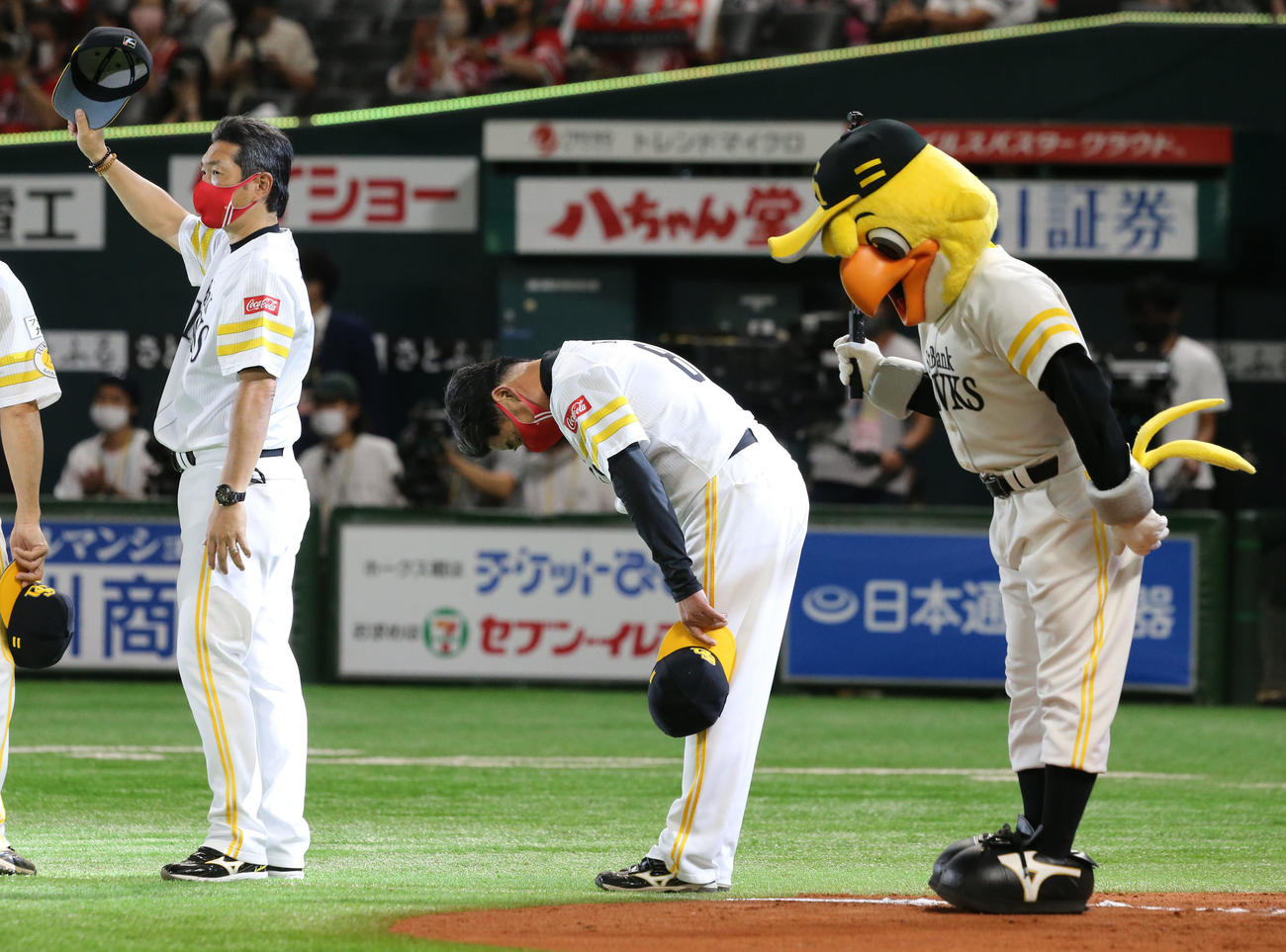ソフトバンク対オリックス　ファンに一礼をする工藤監督（撮影・屋方直哉）