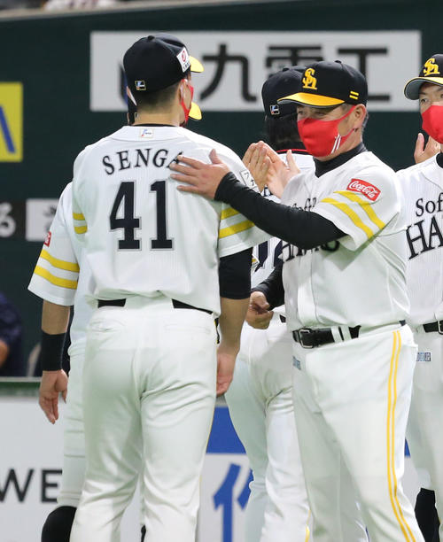 ソフトバンク対オリックス　オリックスに勝利し千賀をたたえる工藤監督（撮影・屋方直哉）
