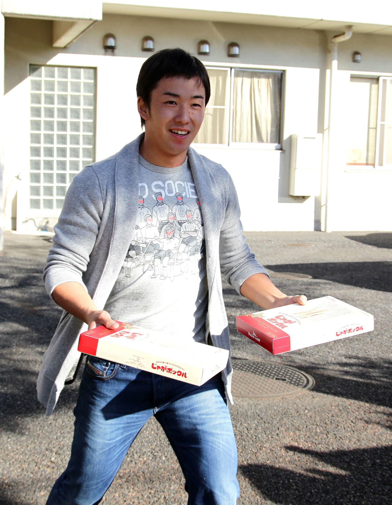 2010年12月28日　報道陣へ北海道土産を配る早大・斎藤佑樹