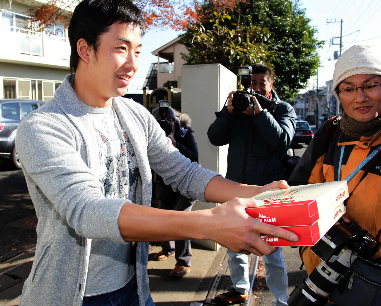 2010年12月28日　報道陣へ北海道土産の「じゃがポックル」を配る早大・斎藤佑樹