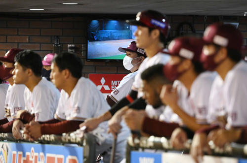 石井GM兼監督（中央）（2021年10月14日撮影）
