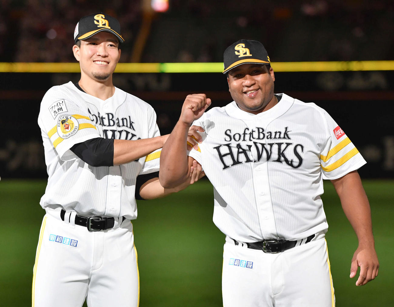 ソフトバンク対ロッテ　ロッテに勝利し、デスパイネ（右）の腕をつかんで笑顔を見せる千賀（撮影・岩下翔太）