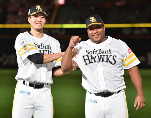 ソフトバンク対ロッテ ロッテに勝利し、デスパイネ(右)の腕をつかんで笑顔を見せる千賀(撮影・岩下翔太)