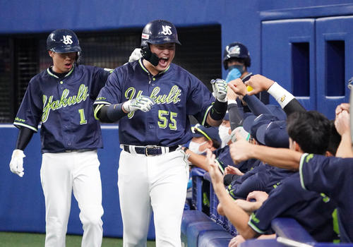 中日対ヤクルト　6回表ヤクルト1死一塁、左中間スタンドへ2点本塁打を放った村上は、ベンチ前でタッチを交わす（2021年10月13日）
