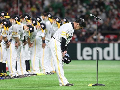 ソフトバンク対日本ハム　最終戦セレモニーでファンにあいさつをする工藤監督（撮影・屋方直哉）