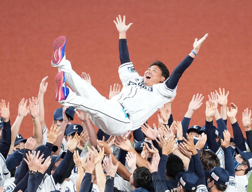 ナインに胴上げされる西武松坂大輔(2021年10月19日撮影)