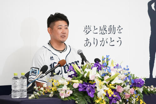 「夢と感動をありがとう」の言葉を背に引退会見に臨んだ西武松坂(C)SEIBU Lions