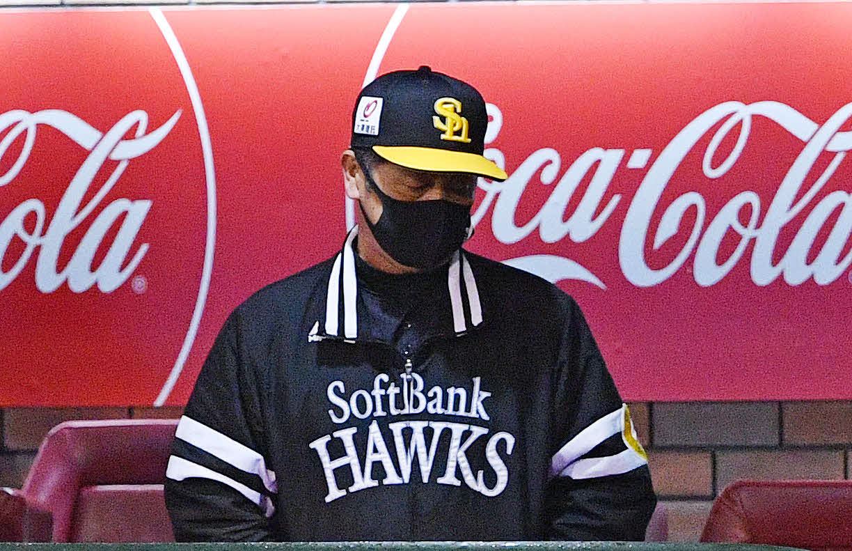 楽天対ソフトバンク　ベンチでうつむくソフトバンク工藤監督（撮影・滝沢徹郎）