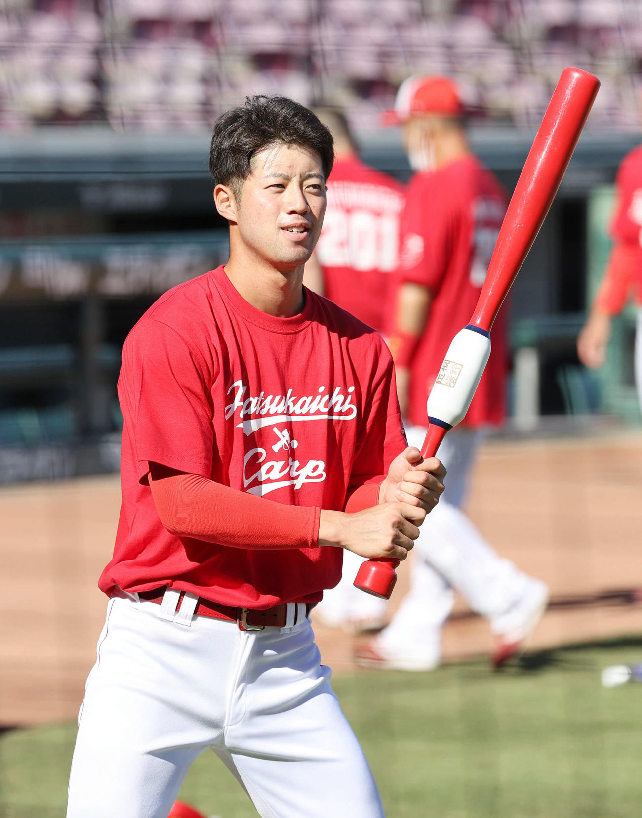 広島試合前練習　赤いバレルバットを使ってティー打撃練習をする宇草（撮影・加藤孝規）