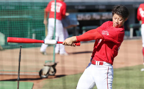 広島試合前練習　赤いバレルバットを使ってティー打撃練習をする宇草（撮影・加藤孝規）