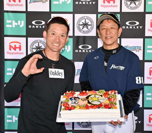 誕生日ケーキと共に笑顔で写真に納まる日本ハム杉谷拳士（左）と栗山監督（2021年2月4日撮影）
