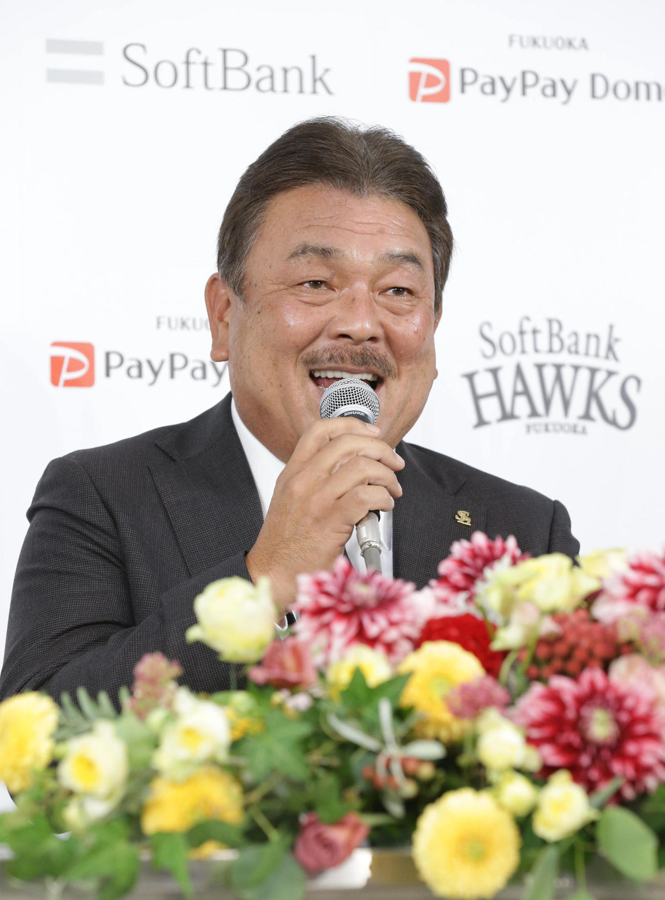 会見で意気込みを語る藤本新監督（10月29日代表撮影）