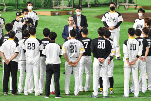 王取締役会長兼特別チームアドバイザー(中央)は円陣でナインにげきを飛ばす(撮影・岩下翔太)