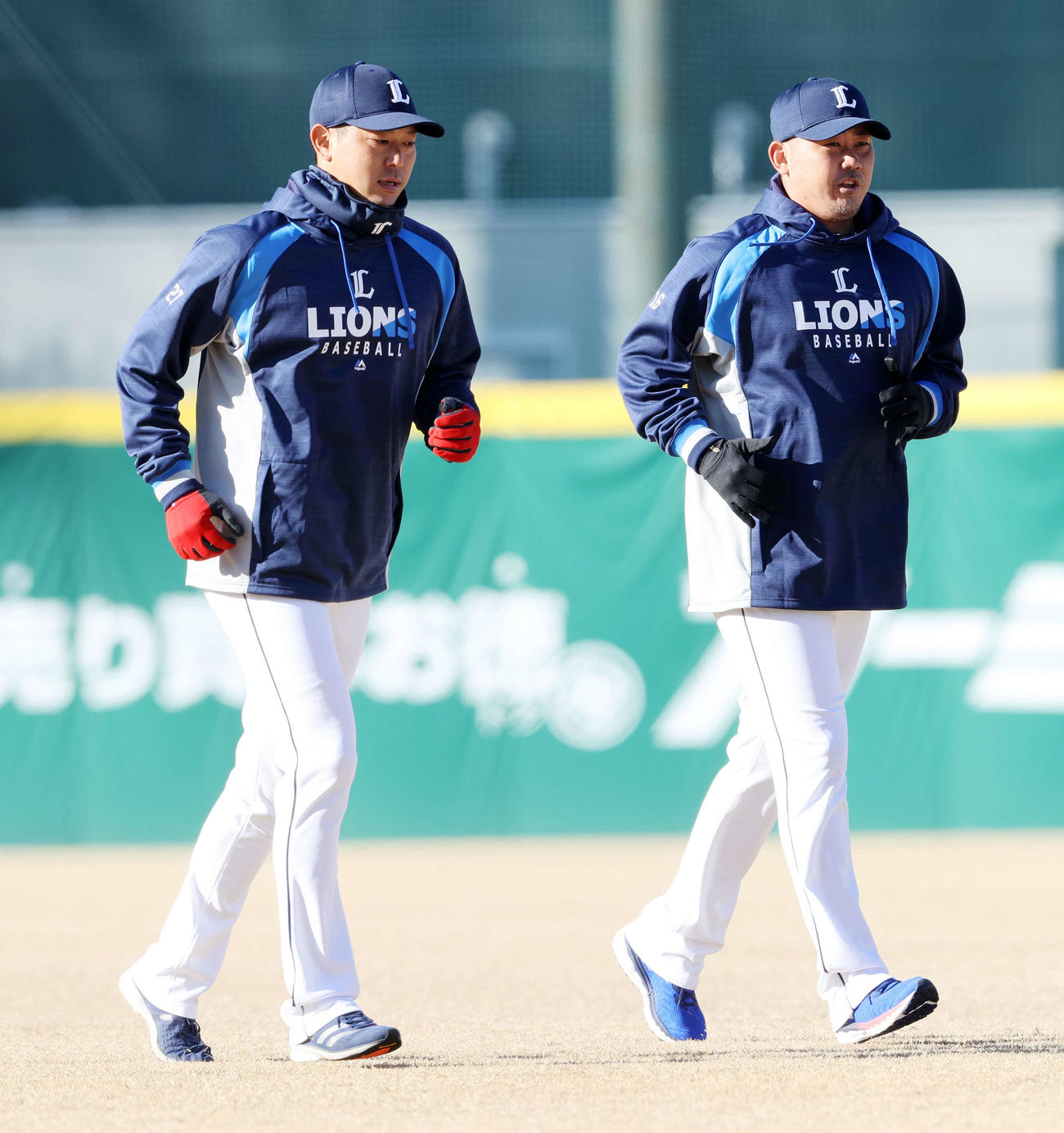2021年2月　内海（左）とランニングする西武松坂