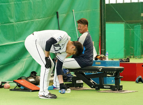 2021年2月　室内のトス打撃を終えた西武松坂（奥）は内海と談笑する