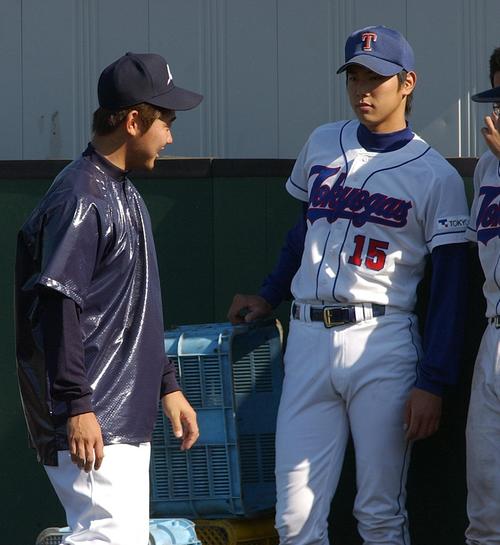 2003年10月　五輪日本代表合同自主トレ最終日　巨人入団が内定した東京ガス・内海哲也（右）は、日本代表で練習に訪れた松坂大輔を見つめる