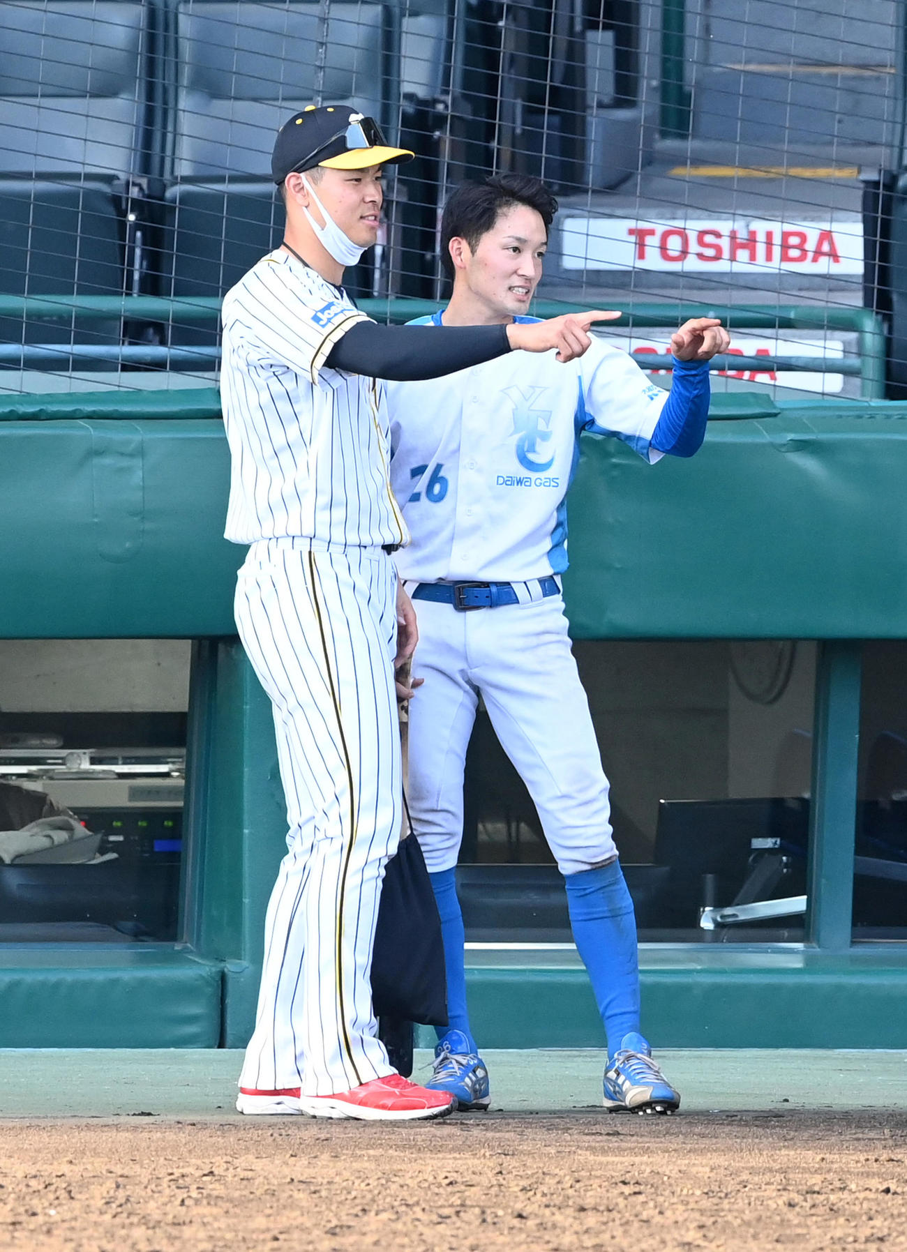 ４日に行われた高田クラブとの試合で、阪神佐藤輝（左）は近大の同級生の岡とZポーズを決める（撮影・前岡正明）