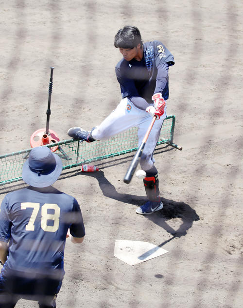中嶋監督（左）のアドバイスを受けティー打撃を行う佐藤優悟（2021年7月22日撮影）