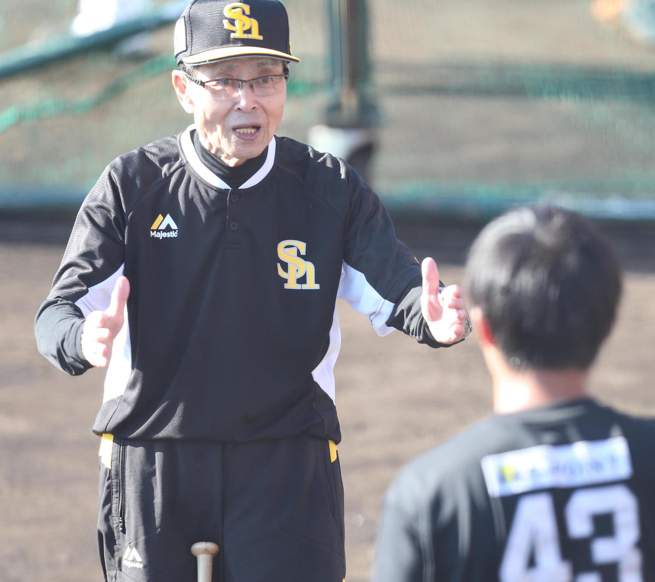 井上朋也に打撃のアドバイスをするソフトバンク王貞治球団会長（撮影・梅根麻紀）